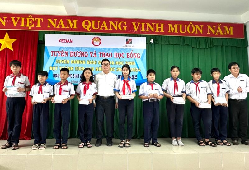Đại diện Vedan Việt Nam trao học bổng cho các em học sinh tại huyện Nhơn Trạch. Ảnh: Vedan 