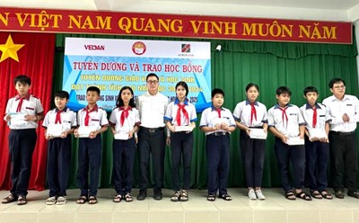 Đại diện Vedan Việt Nam trao học bổng cho các em học sinh tại huyện Nhơn Trạch. Ảnh: Vedan