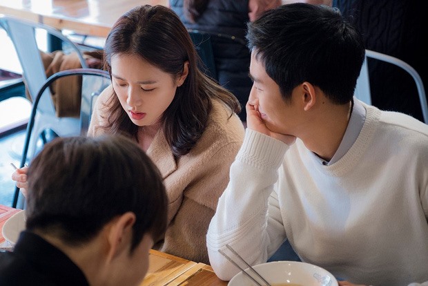 Son Ye Jin and Jung Hae In behind the scenes of "Pretty Noona Who Buys Me Food". Photo: Producer