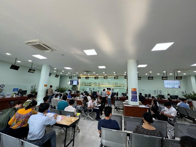 Hồ sơ đất đai bị tắc ở khâu tính thuế vì chờ bảng giá đất mới. Ảnh: Sơn Nguyễn