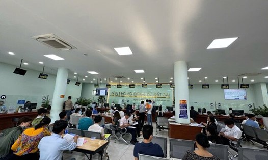 Hồ sơ đất đai bị tắc ở khâu tính thuế vì chờ bảng giá đất mới. Ảnh: Sơn Nguyễn