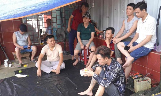 Người lao động công ty TNHH gạch Granite Đồng Nai yêu cầu trả nợ lương, đóng bảo hiểm xã hội. Ảnh: HAC