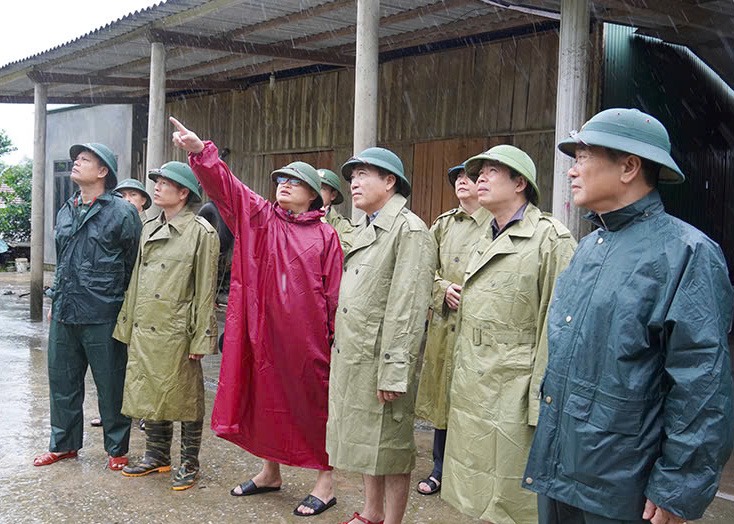 Phó Chủ tịch UBND tỉnh Quảng Bình Đoàn Ngọc Lâm kiểm tra và phát hiện gia đình một trưởng phòng "kháng lệnh" sơ tán bão. Ảnh: P. Hoàng