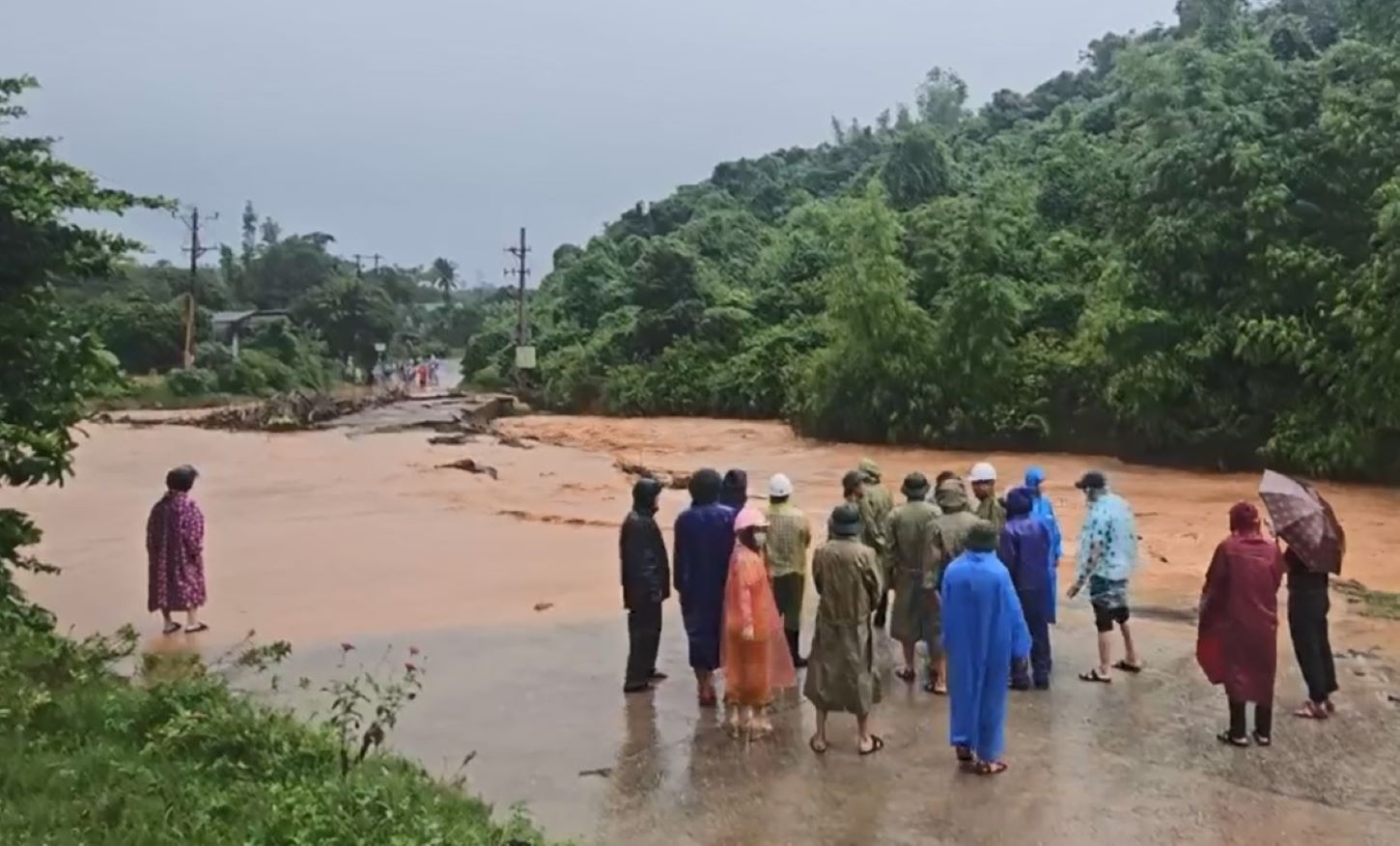 Bão số 4 vào đất liền, suy yếu thành áp thấp nhiệt đới gây mưa. Hiện mực nước sông suối ở huyện miền núi Hướng Hóa đang dâng lên. Ảnh: H.Thơ.