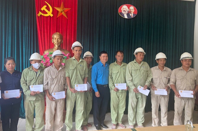 Chủ tịch Công đoàn Xây dựng Việt Nam Nguyễn Thanh Tùng (áo xanh) thăm hỏi, trao quà cho đoàn viên, người lao động. Ảnh:  Công đoàn Xây dựng Việt Nam
