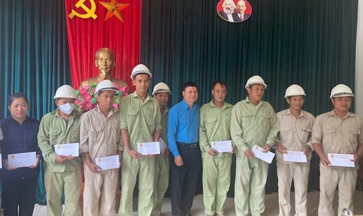 Chủ tịch Công đoàn Xây dựng Việt Nam Nguyễn Thanh Tùng (áo xanh) thăm hỏi, trao quà cho đoàn viên, người lao động. Ảnh:  Công đoàn Xây dựng Việt Nam