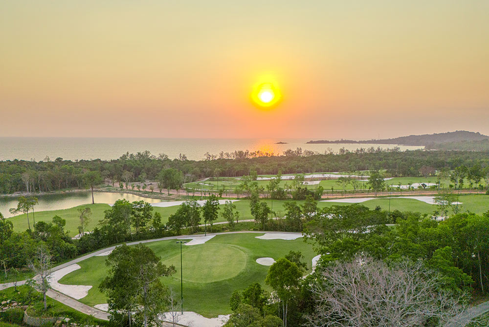 Ngắm hoàng hôn - “đặc sản” tại Phú Quốc từ sân golf bên bãi biển Vũng Bầu. Ảnh: Thanh Trà