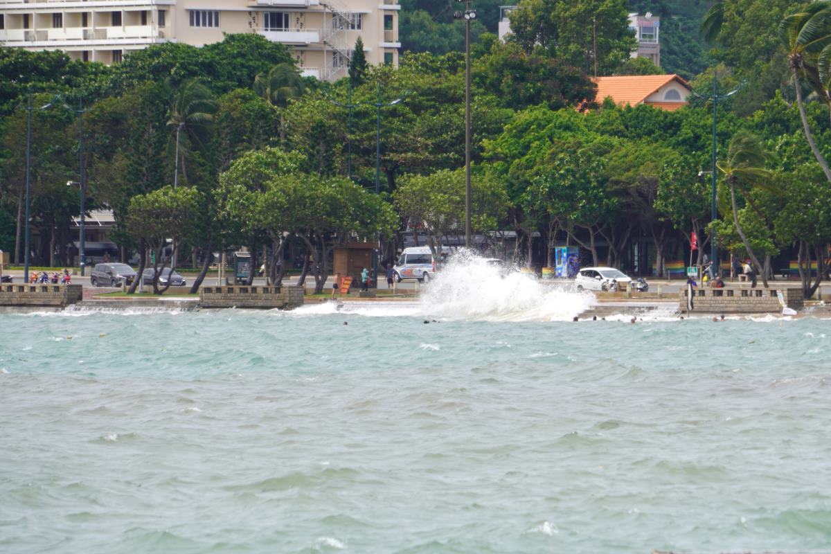 Chieu 19.9, khu vuc Bai Truoc nhieu noi song vo bo lam tung bot nuoc trang xoa. Trong khoang thoi gian tu 14-16h, thuy trieu dang cao cung voi gio manh tao thanh nhung con song cuon cuon vo bo. Anh: Thanh An