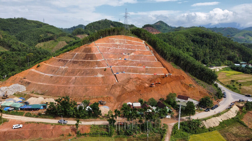 Quảng Ngãi đang triển khai dự án khắc phục hậu quả thiên tai, ngăn sạt lở ở khu dân cư Van Cà Vãi huyện Sơn Hà. Ảnh: Viên Nguyễn