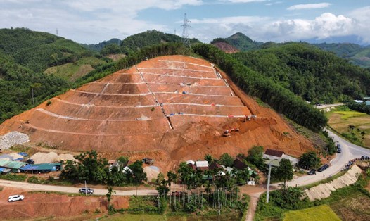 Quảng Ngãi đang triển khai dự án khắc phục hậu quả thiên tai, ngăn sạt lở ở khu dân cư Van Cà Vãi huyện Sơn Hà. Ảnh: Viên Nguyễn