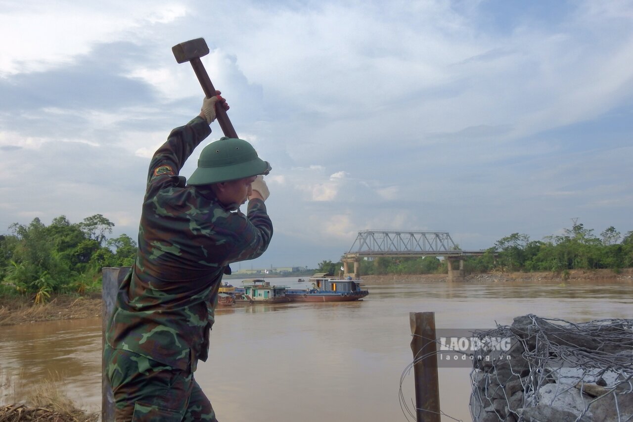 Ben song dang duoc gia co. Anh: To Cong.