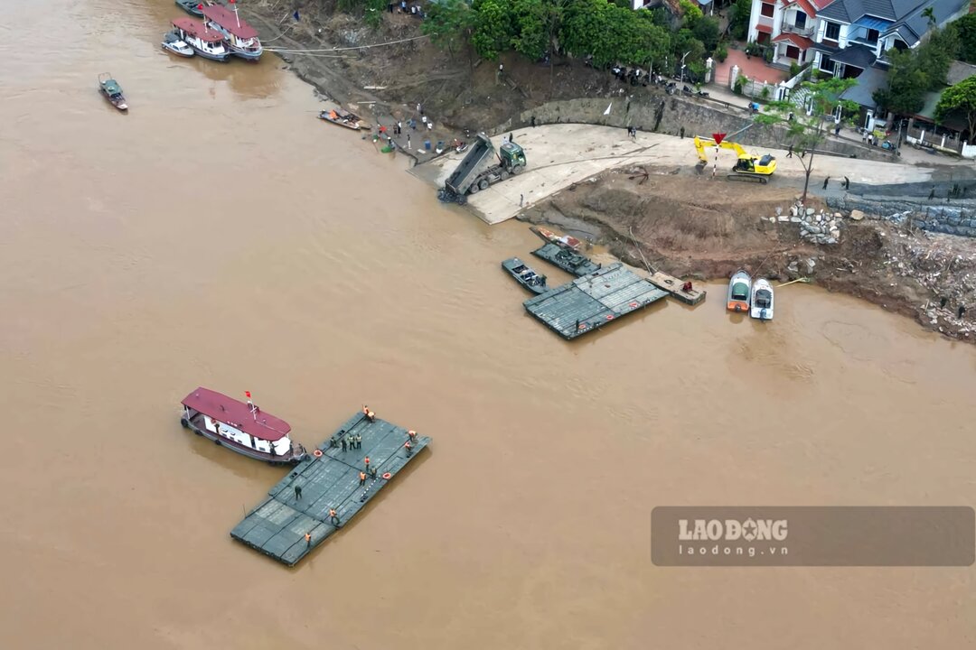 The army has launched the first spans of the pontoon bridge for testing before officially installing the temporary pontoon bridge to replace the collapsed Phong Chau bridge. Photo: To Cong.