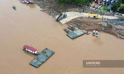 Quân đội đã hạ thủy những nhịp cầu phao đầu tiên để thử nghiệm trước khi chính thức lắp đặt cầu phao tạm thay thế cầu Phong Châu bị sập. Ảnh: Tô Công.