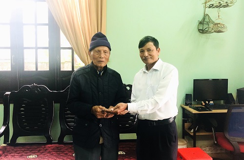 Cụ Đoàn Văn Tuyển dù tuổi cao sức yếu vẫn đóng góp ủng hộ đồng bào bị thiên tai. Ảnh: Hoài Thanh 