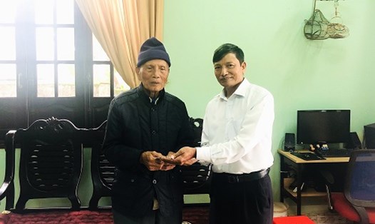 Cụ Đoàn Văn Tuyển dù tuổi cao sức yếu vẫn đóng góp ủng hộ đồng bào bị thiên tai. Ảnh: Hoài Thanh