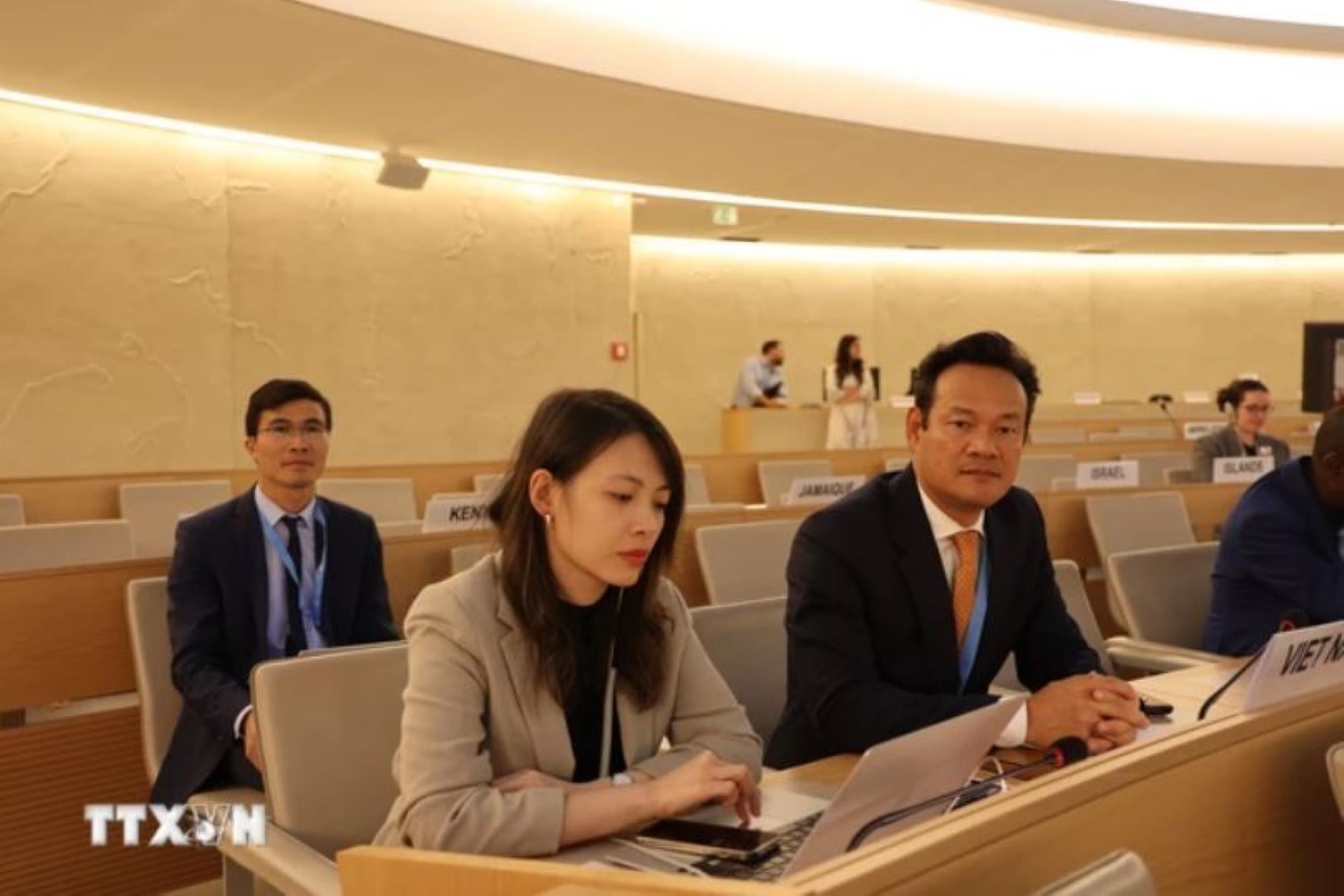 Ambassador Mai Phan Dung (right). Photo: VNA