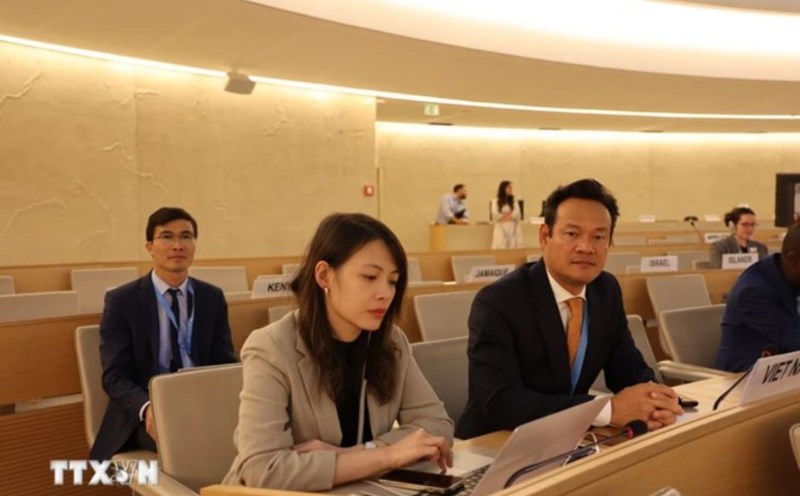 Ambassador Mai Phan Dung (right). Photo: VNA