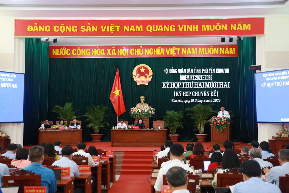 Nghị quyết quy định chính sách hỗ trợ đối với cán bộ, công chức cấp xã, người hoạt động không chuyên trách ở cấp xã, ở thôn, khu phố dôi dư do sắp xếp đơn vị hành chính cấp xã được HĐND tỉnh Phú Yên thông qua tại kỳ họp ngày 19.9. Ảnh: Hoài Luân