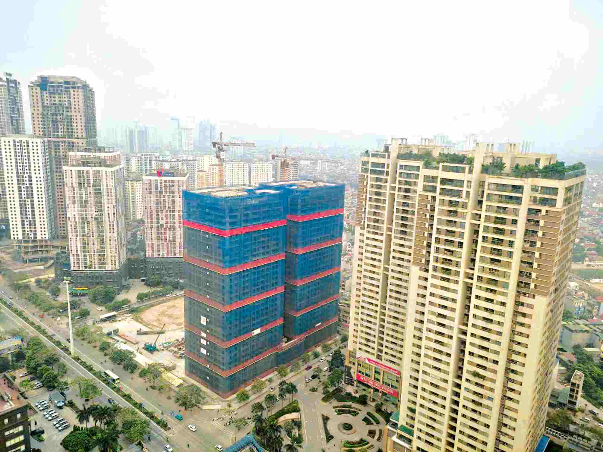 Trong bối cảnh giá nhà ở Hà Nội, TPHCM không ngừng tăng cao, các chuyên gia đã đề xuất các giải pháp để đưa bất động sản về đúng giá trị thật. Ảnh: BÌNH AN