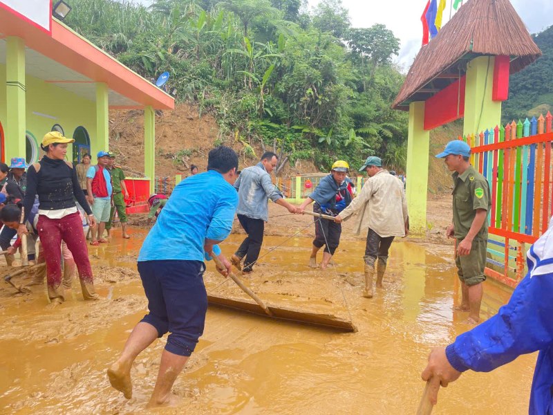 Luc luong xung kich tap trung khac phuc hau qua sat lo o diem truong Rang Chuoi, thon 2, xa Tra Tap, Nam Tra My, Quang Nam. Anh Ngoc Linh