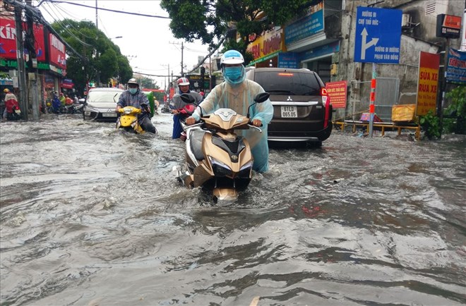 Mưa dông tiếp diễn sau bão số 4. Ảnh: Minh Quân