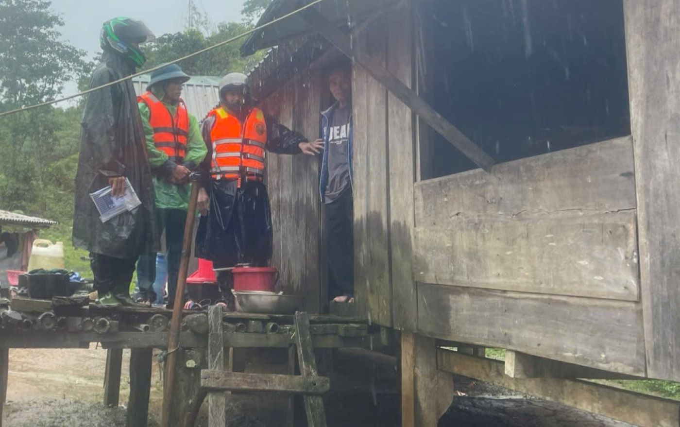 Cán bộ Biên phòng Hướng Lập vận động, di dời người dân khỏi nơi nguy cơ sạt lở. Ảnh: P.Vĩnh