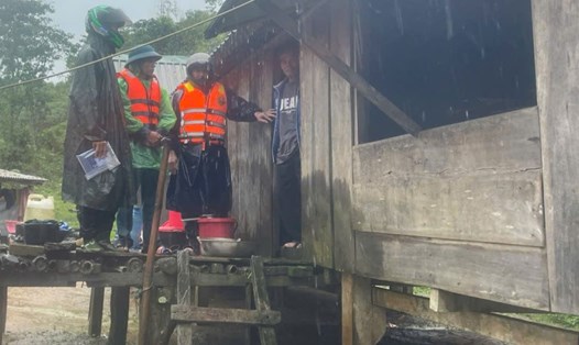 Cán bộ Biên phòng Hướng Lập vận động, di dời người dân khỏi nơi nguy cơ sạt lở. Ảnh: P.Vĩnh