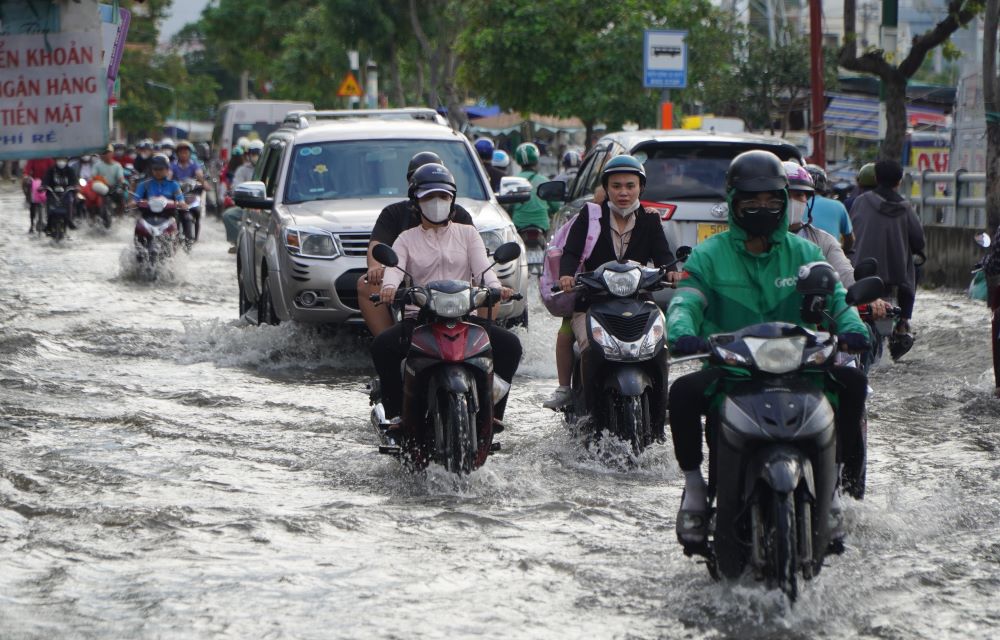 Đường ở TPHCM hóa sông ngày triều cường dâng cao