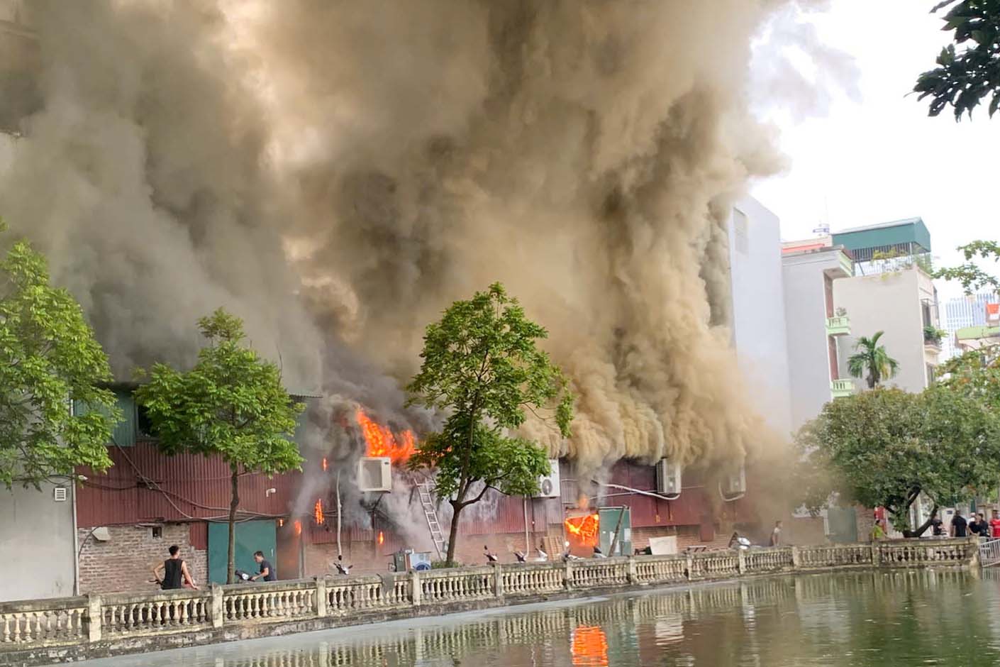 Ngọn lửa bùng phát rất mạnh, có nguy cơ cháy lan. Ảnh: Công an cung cấp