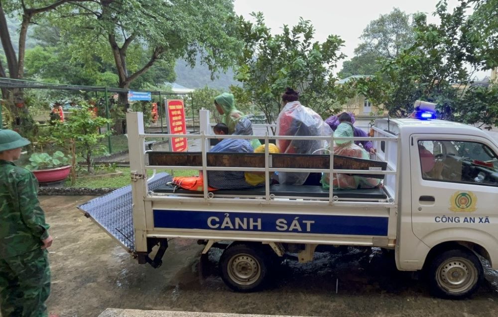 Người dân được các lực lượng vận động, đưa về trụ sở Đồn Biên phòng Hướng Lập ở để tránh sạt lở. Ảnh: P.Vĩnh.