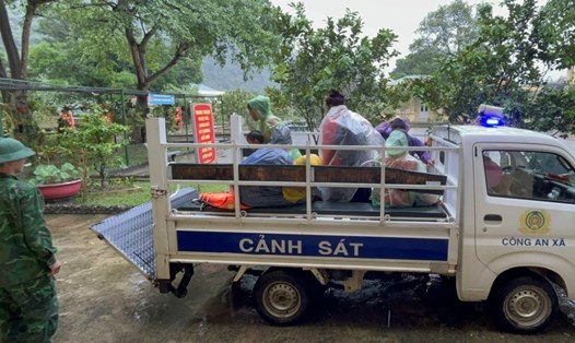 Người dân được các lực lượng vận động, đưa về trụ sở Đồn Biên phòng Hướng Lập ở để tránh sạt lở. Ảnh: P.Vĩnh.