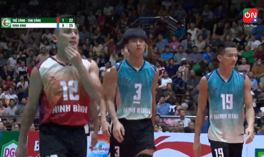 Ninh Binh go hoa 1-1 sau chien thang 25-22 o set 2. Anh: Cat tu video