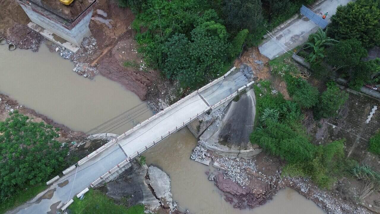 Hiện trường cầu Ngòi Móng bị nứt gãy, sụt lún mố cầu. Ảnh: Đặng Tình