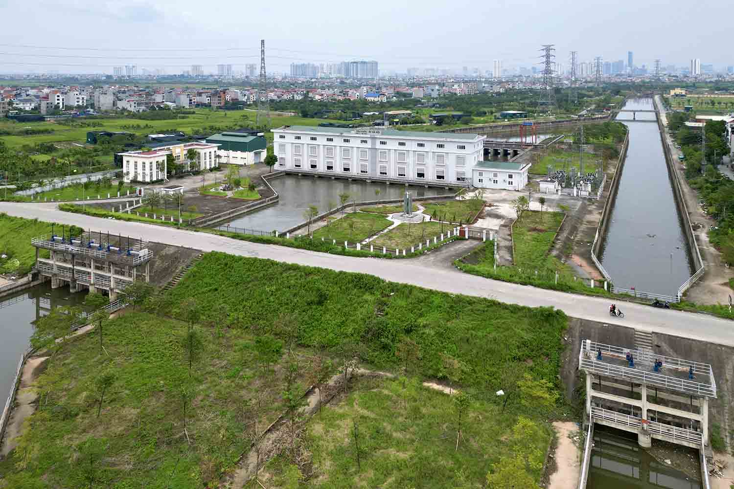 Du an co hang muc quan trong nhat la 10 to may bom, xa lu voi cong suat 120 m3/s, gap 1,5 lan cong suat tram bom Yen So va la tram bom lon nhat Ha Noi hien nay.