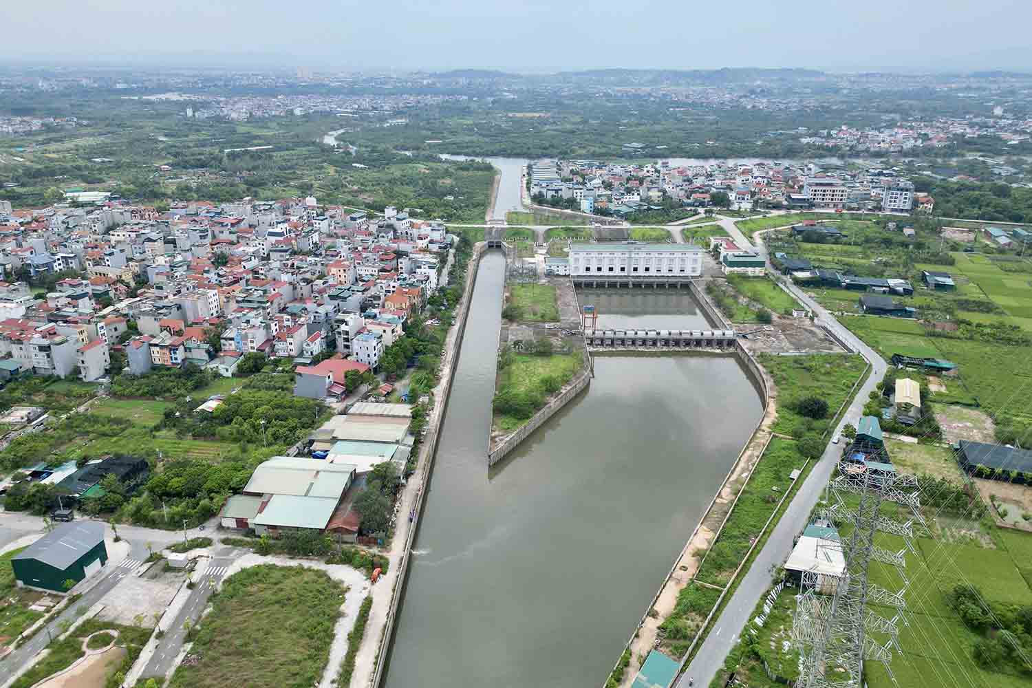 don vi van hanh tram bom Yen Nghia cho biet, nha may luon san sang hoat dong ca 10 to may, tuy nhien, do luong nuoc tu kenh dan ve be chua khong du nen nha may chi hoat dong duoc 4 den 7 to may.