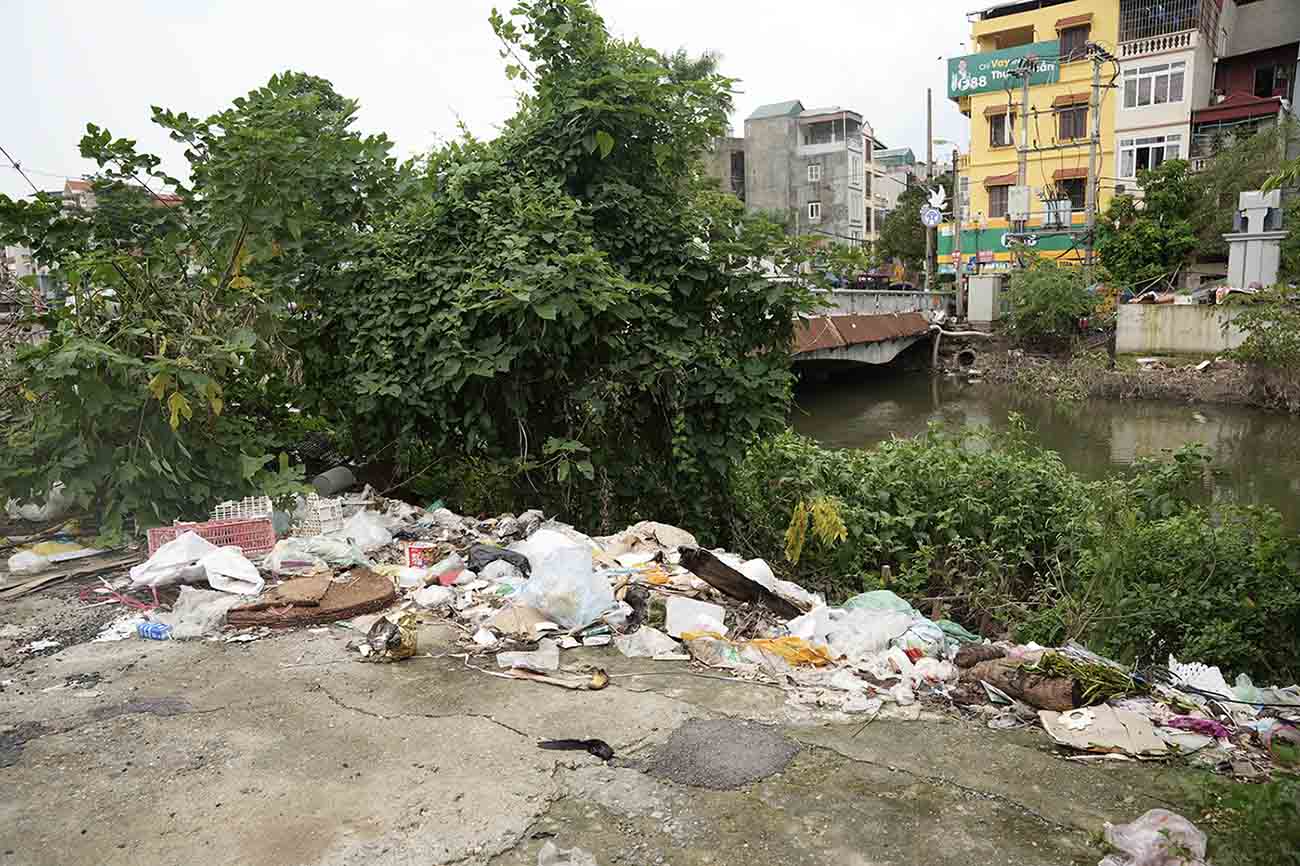 Rac thai un u, phe thai xay dung va thuong bi mot so nguoi do bua bai doc hai ben bo kenh gay o nhiem moi truong. Anh: Huu Chanh