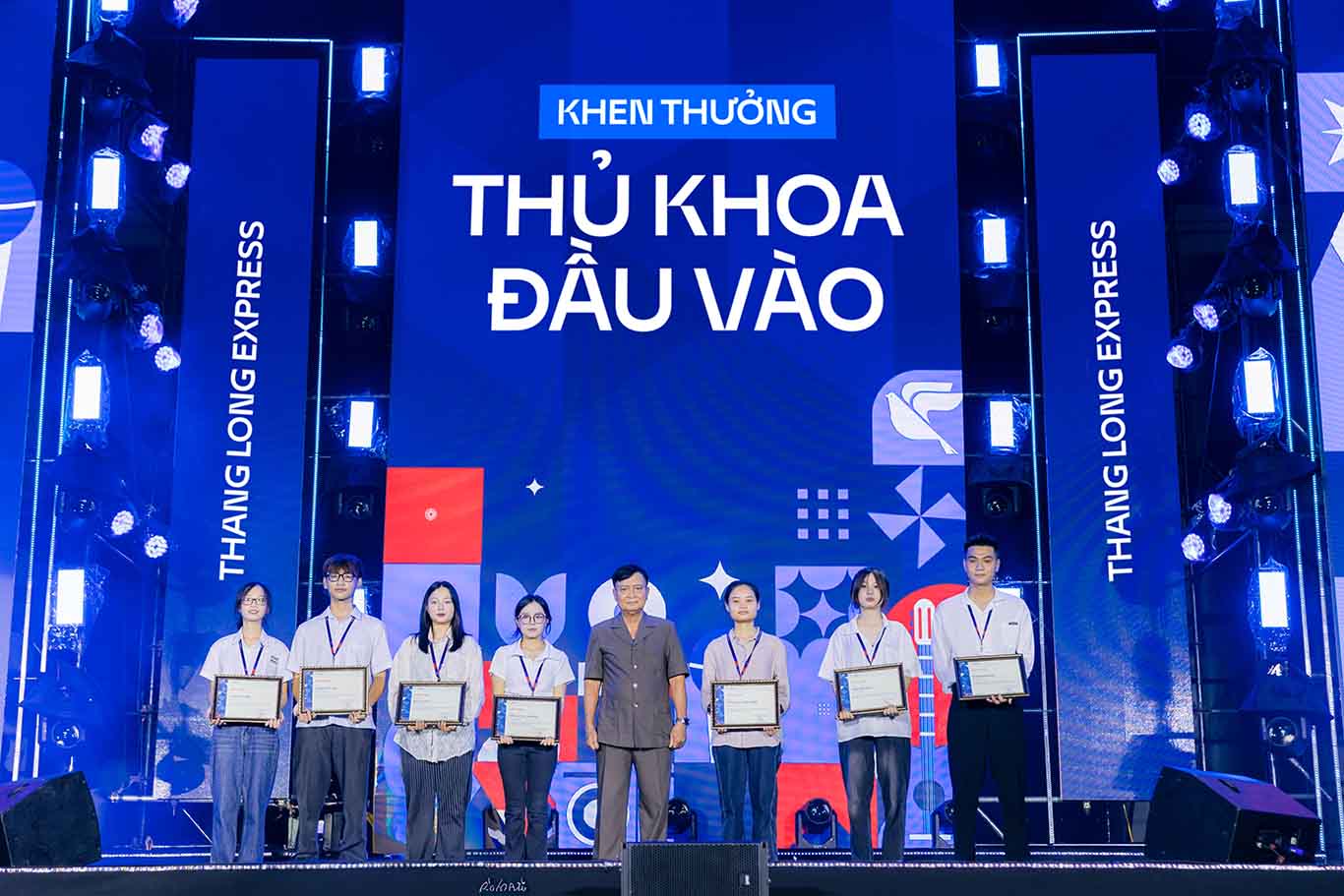 8 tan sinh vien K37 la thu khoa cac khoi thi A, B, C, D, thi Danh gia nang luc HSA va diem thi nang khieu cao nhat nganh Thanh nhac va Thiet ke do hoa duoc bieu duong tai dem nhac. Chuong trinh dem nhac hoi “Welcome Feast” la su kien cuoi cung nam trong chuoi su kien “Thang Long Express” chao don tan sinh vien K37 cua truong Dai hoc Thang Long. 