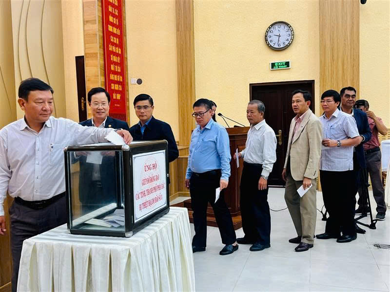 Ông Hoàng Liên - Chủ tịch Liên đoàn Lao động tỉnh Lâm Đồng (thứ 5 trái qua) tham gia ủng hộ các tỉnh phía Bắc khắc phục hậu quả cơn bão số 3. Ảnh: D.QUỲNH