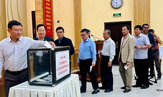 Ông Hoàng Liên - Chủ tịch Liên đoàn Lao động tỉnh Lâm Đồng (thứ 5 trái qua) tham gia ủng hộ các tỉnh phía Bắc khắc phục hậu quả cơn bão số 3. Ảnh: D.QUỲNH
