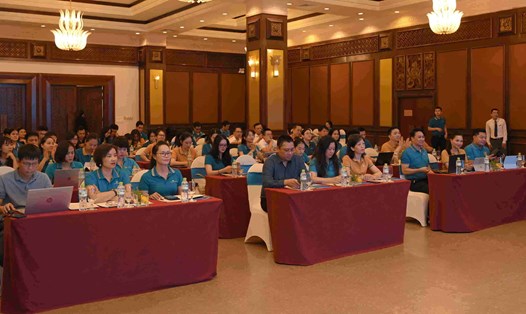 Các đại biểu được nghe ông Nguyễn Đình Thành - chuyên gia truyền thông, đồng sáng lập ELITE PR SCHOOL thuyết trình về chủ đề Nâng cao hiệu quả truyền thông (sử dụng trí tuệ nhân tạo) và đối mặt với khủng hoảng truyền thông trên không gian mạng. Ảnh: Quang Minh.