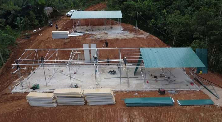 25 căn nhà cho người dân Làng Nủ đang được gấp rút thi công xây lắp. Ảnh: Hoàng Hiếu