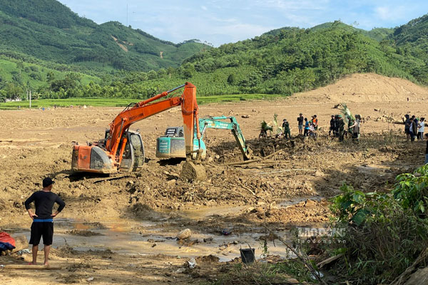 Luc luong chuc nang tiep tuc tim kiem nguoi mat tich tai Lang Nu, xa Phuc Khanh. Anh: Dinh Dai