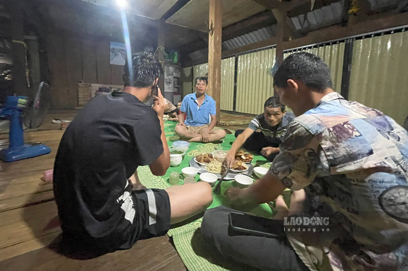 Trong bua com toi cua gia dinh ong Hoang Van Kien, moi nguoi deu dong vien nhau vuot qua dau buon de tiep tuc song. Anh: Dinh Dai