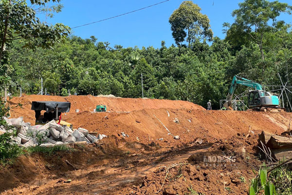 Tai cong truong, nhieu may moc dang duoc trien khai de cham nhat la cuoi tuan nay (22.9), nguoi dan se co cho o tam thoi. Anh: Dinh Dai