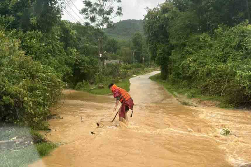 Mua lon nuoc tran qua duong o Ha Tinh. Anh: Huong Lien.