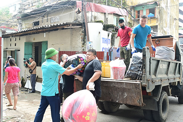 Nguoi dan di doi khoi chung cu A7 - A8 Van My, Ngo Quyen, Hai Phong. Anh: Minh Hung