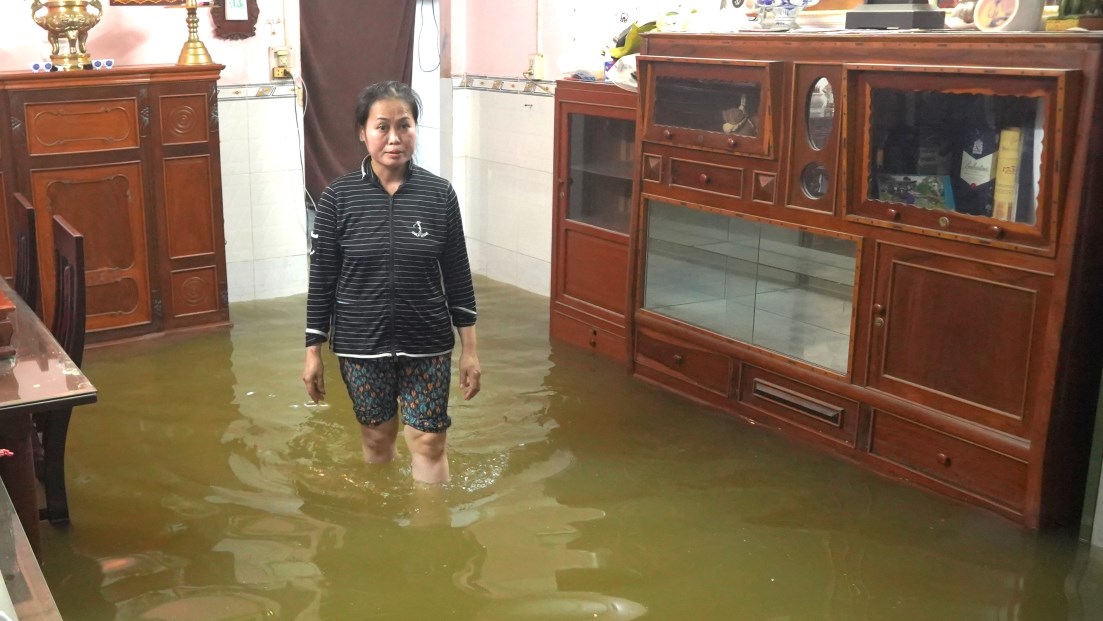 Water flooded into houses in Can Tho. Photo: Ta Quang