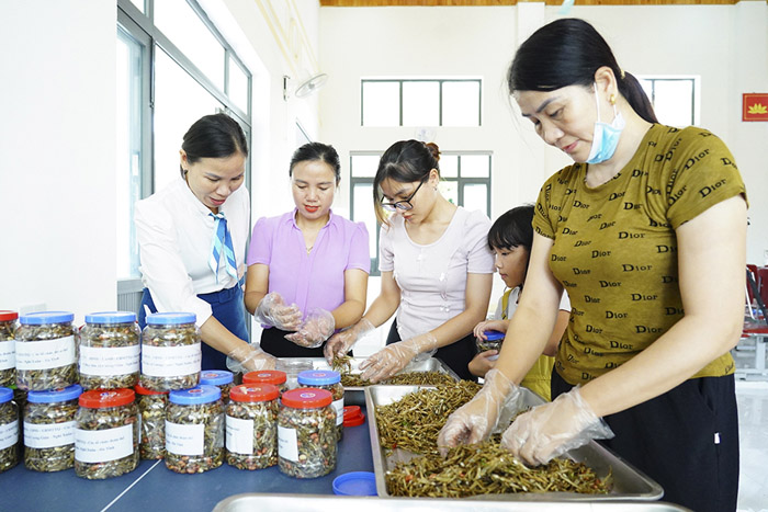 Nguoi dan xa Cuong Gian (Nghi Xuan, Ha Tinh) che bien ca kho gui ung ho dong bao mien Bac. Anh: Hong Quang.