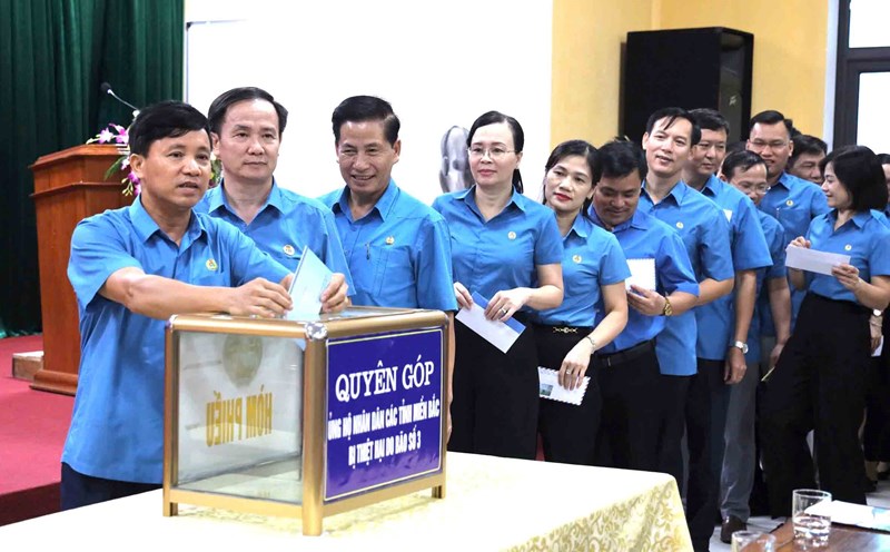 Ha Tinh Trade Union officials participate in fundraising to support people in the North. Photo: Mai Anh.