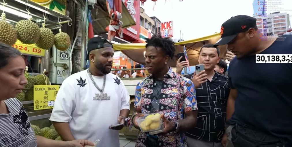 IShowSpeed được thuyết phục thử sầu riêng của Malaysia. Ảnh: Cắt từ video của IShowSpeed